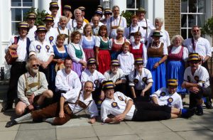 Die Volkstanzgruppe und ihre Freunde von den Hammersmith Morris Men in London 2015