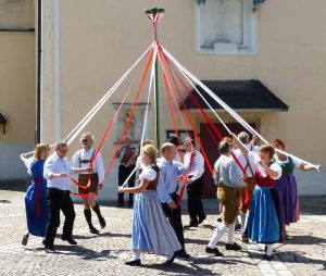 Bandltanz zu Ehren unseres Ehrenmitglieds Riki Zillek in Krumau am Kamp.