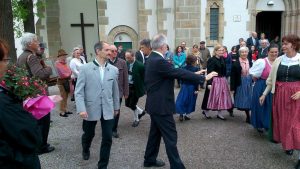 Die Volkstanzgruppe zeigt bei der Ehrung für Rudolf Lhotka in Kierling ihr buntes Trachtenbild