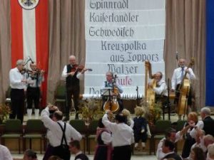 Die Klosterneuburger Geigenmusik spielt beim Leopolditanz auf.