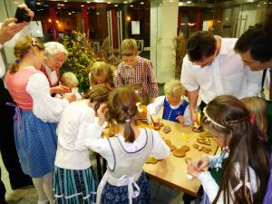 Die Kinder verzieren (und verspeisen anschließend begeistert) nach ihrer Vorführung Lebkuchen.