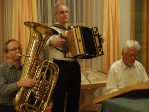 Die Referenten Fredi Gieger, Gerhard Fuchs und Franz Fuchs spielen zur Abendgestaltung in Mold.