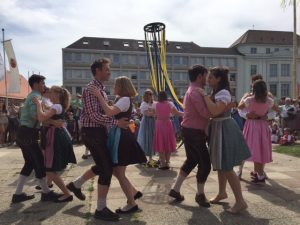 Saalbacher Vortänze zum Bandltanz, Walzer, der Bandlbaum steht in der Mitte