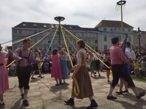 Bandltanz, das Rautenmuster wird wieder abgewickelt