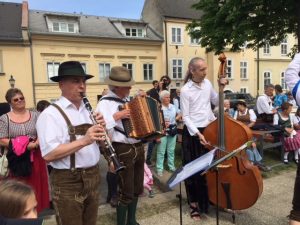 Die Familienmusik Fuchs spielt zum Bandltanz und zu den folgenden Kinder- und Volkstänzen