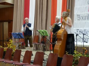 Den nächsten Tanzblock spielt die Familienmusik Fuchs mit Gerhard Fuchs, Franz Fuchs und Rhonda D'Vine.