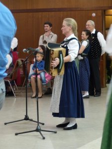 Ilse Kubr spielt zum Kindertanz auf.