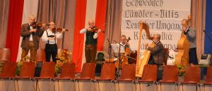 Die Klosterneuburger Geigenmusik spielt im ersten Viertel zum Tanz auf.