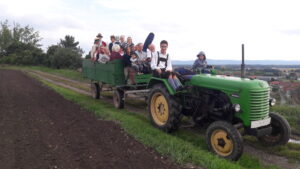 Zufahrt mit dem Traktor zum Lehrnfest